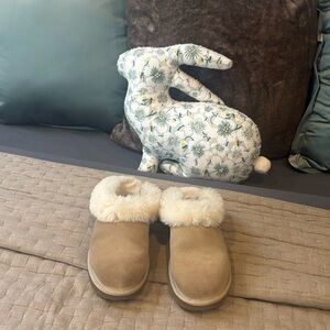 Uggs 8 good condition worn a handful no stains